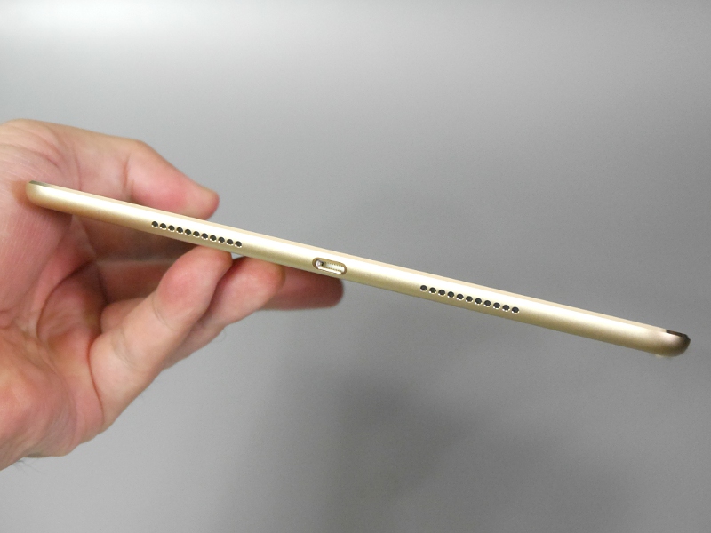 底面。こちらにもスピーカー2基と、Lightningコネクタを備える