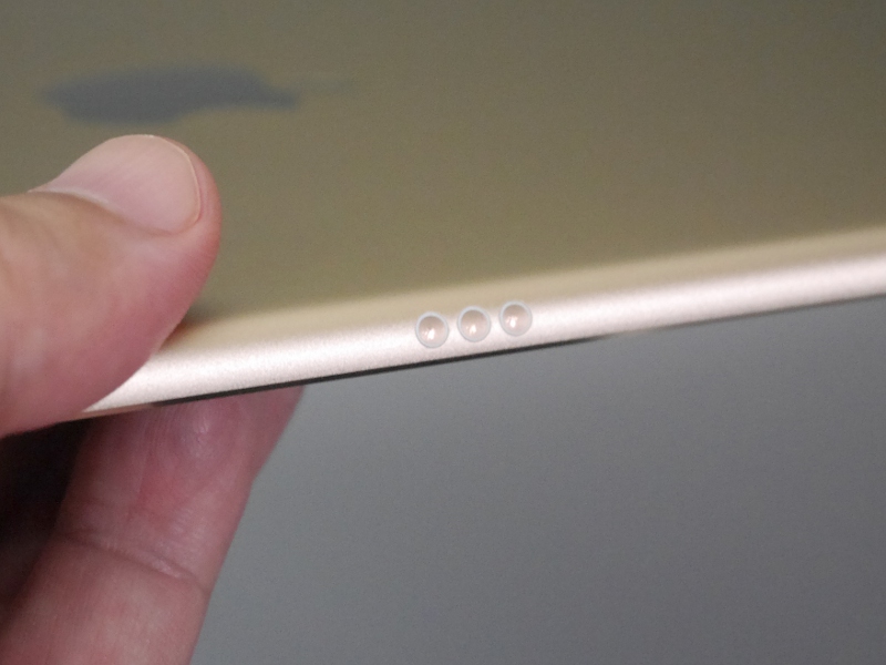 側面には外部キーボードと接続するためのSmart Connectorが用意されている。iPad Proシリーズのみの特殊な機構だ