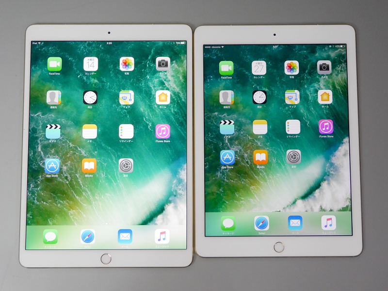 9.7インチiPad Pro(右)との比較。画面がひとまわり大きくなっているのに比べて、筐体サイズ、とくに横幅はほんのわずかな違いしかない。これはベゼルがスリム化されたことによるもの