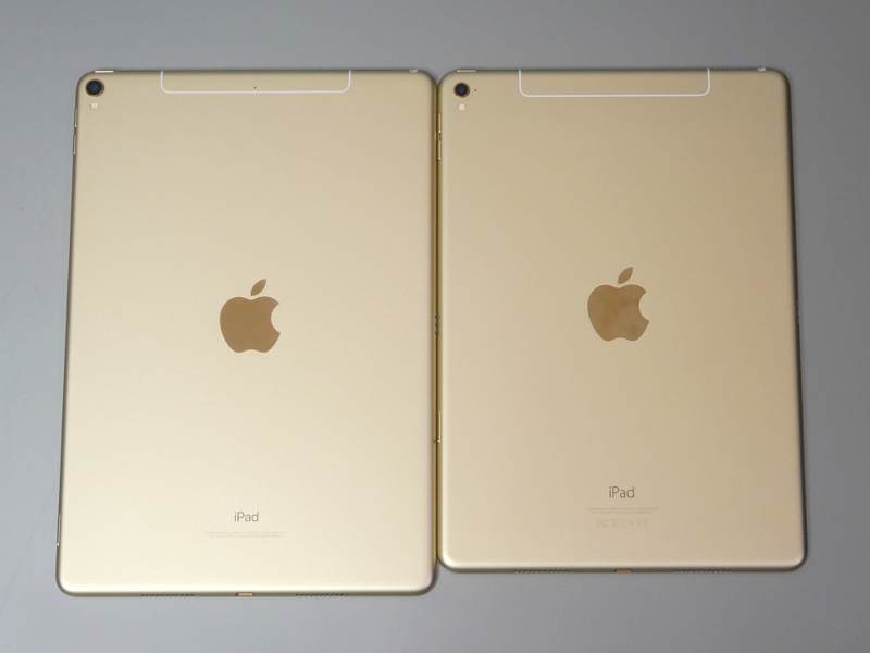 背面の比較。サイズ以外は変わらないように見えるが、カメラのサイズやマイクロフォンの穴の位置がやや様変わりしている