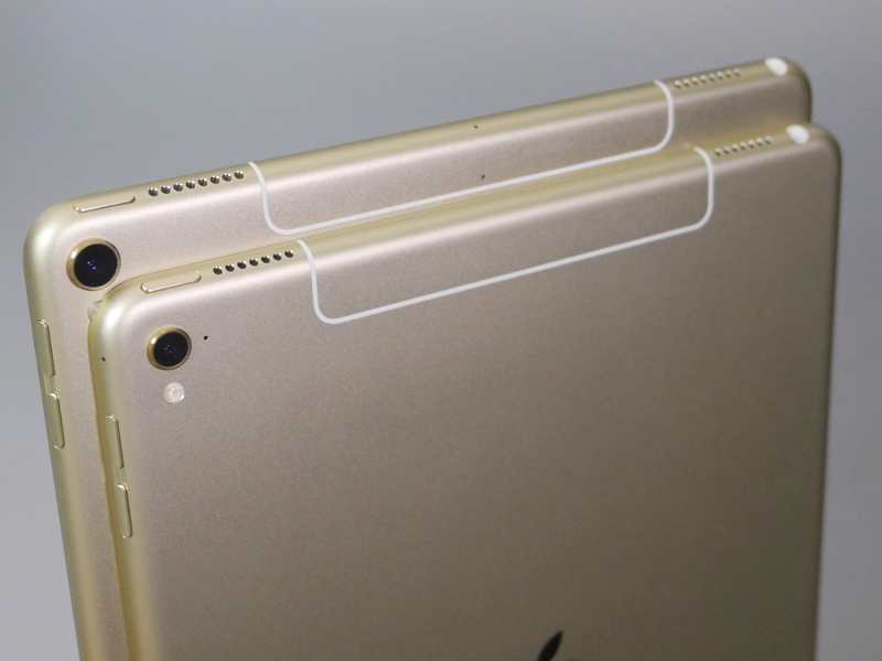 9.7インチiPad Pro(手前)ではカメラ横に2箇所あったマイクロフォンの穴が、本製品(奥)では本体上部の中央寄りに移動している。また本製品はカメラ部の直径がひとまわり大きくなっている