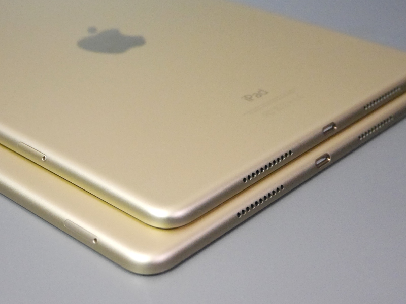上が9.7インチiPad Pro、下が本製品。Wi-Fi+CellularモデルにおけるSIMスロットの位置が若干下寄りに移動している