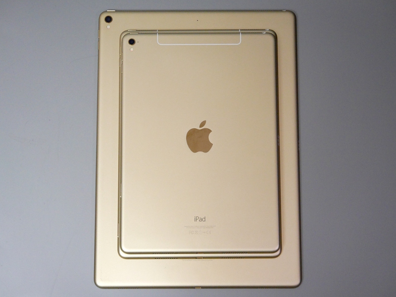 9.7インチ、10.5インチ、12.9インチ(第1世代、第2世代)を重ねた状態。12.9インチとのサイズ差に比べると、9.7インチと10.5インチのサイズ差はほとんどないことがわかる