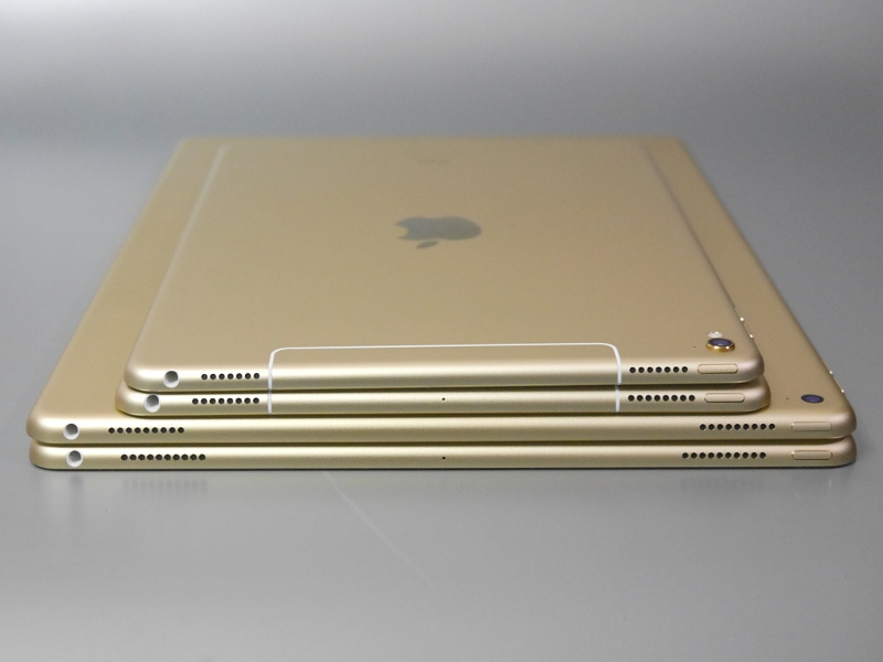 同、上面の比較。こちらの面にもスピーカーが備わっているのは従来と同様。ちなみに向かって右側の重なりがわずかに持ち上がっているのはカメラ部の厚みによるもの