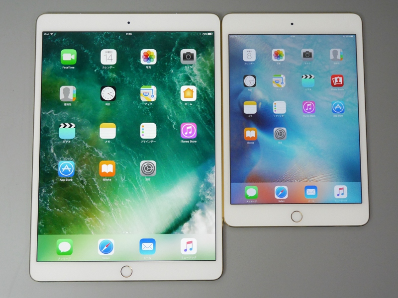 本製品とiPad mini 4(右)の比較。本製品よりも2回りほどコンパクトで、コミックなどの見開き表示をするにはギリギリのサイズだが、軽さを重視するのであればベターな選択肢だ