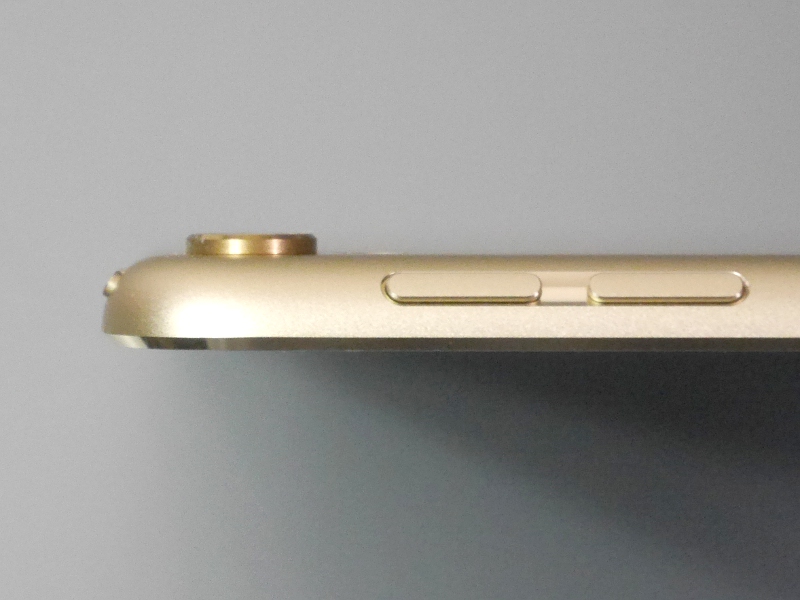 本製品の背面カメラ。約1mm強、背面から突出している