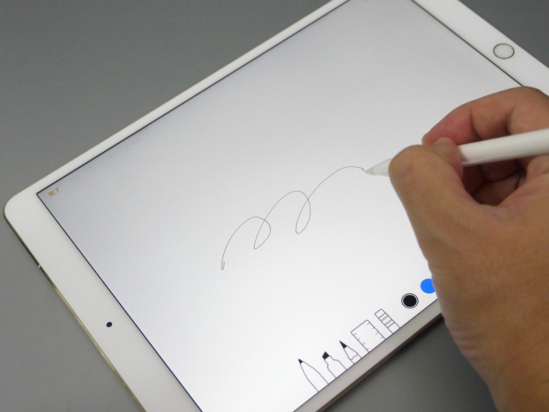Apple Pencilと組み合わせての手書き入力にも対応する。また本稿では取り上げていないが、JIS対応をはたしたオプションのSmart Keyboardは実用性も高く、これまでの製品に比べると日本語入力の快適さは特筆モノだ。9.7インチiPad Proとの決定的な差はむしろこちらかもしれない