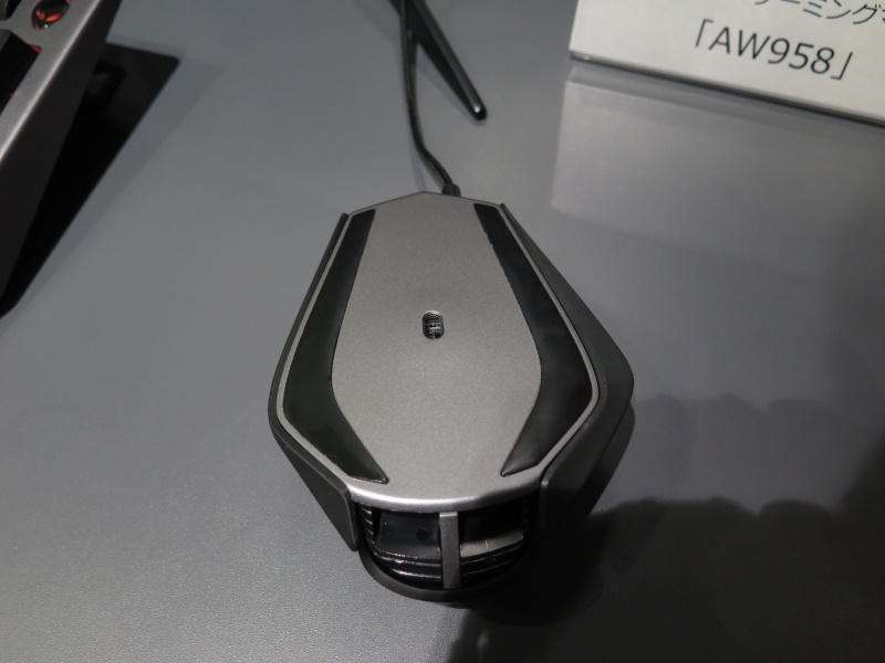 本体底面。大きなソールを左右に備える