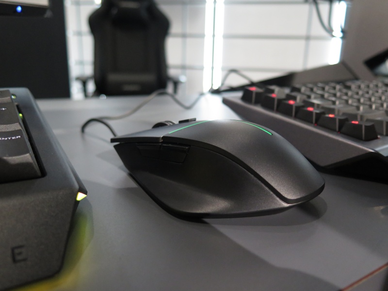 AW558。シンプルな2サイドボタン搭載モデルだ