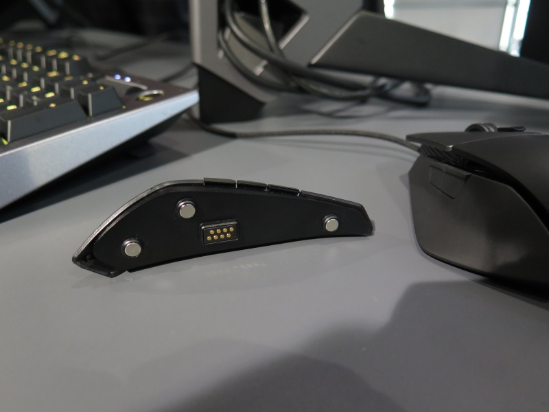 モジュールはマグネットで着脱。接点も備えている