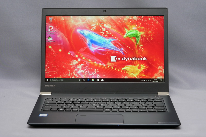 本体正面。液晶ベゼルが狭められず、やや大きな筐体となっているのは堅牢性を高めるためのもの