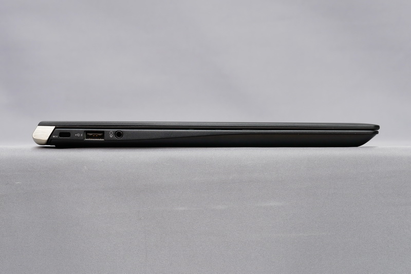 左側面。高さは15.9mmと十分な薄さとなっている