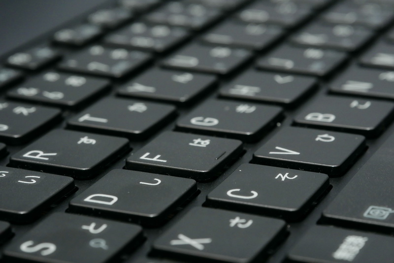 ストロークは約1.5mmと深く、クリック感もしっかり。また、キートップには約0.2mmの凹みが用意されており、指にフィットして軽快にタイピングできる