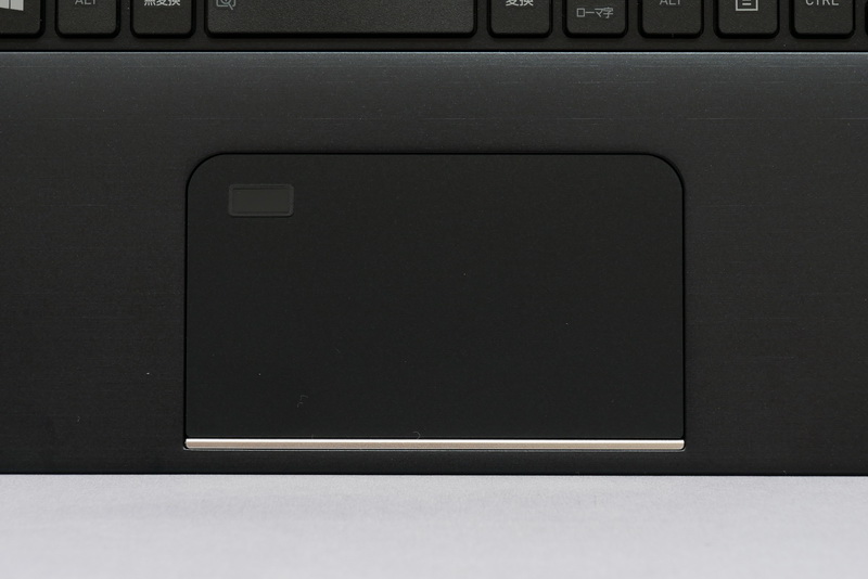 タッチパッドはクリックボタン一体型。ジェスチャー操作にも対応し、操作性は申し分ない
