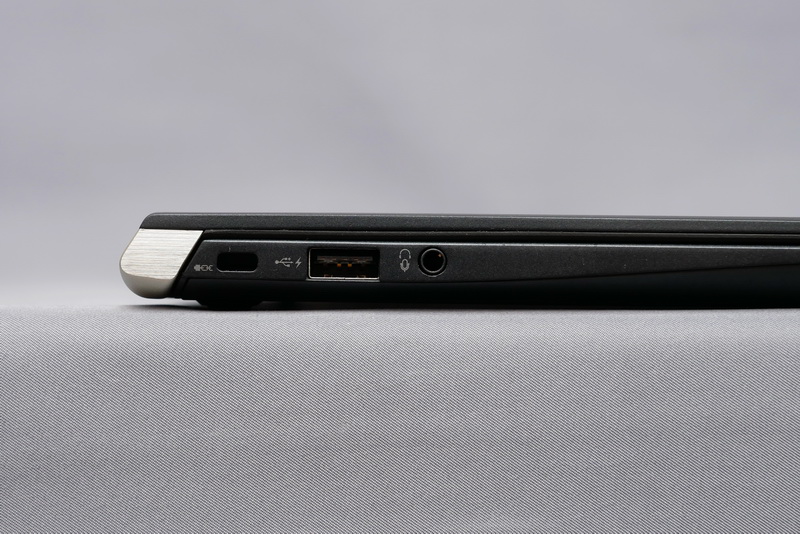 左側面には、USB 3.0ポート×1とオーディオジャックを備える