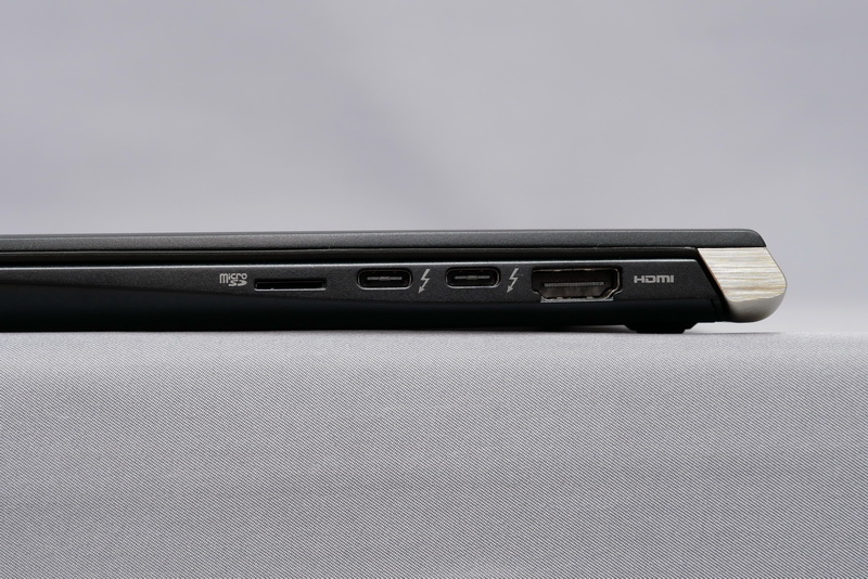 右側面には、HDMI出力、Thunderbolt 3/USB 3.1対応USB Type-Cポート×2、microSDカードスロットを備える。Thunderbolt 3ポートは双方ともUSB PDをサポート