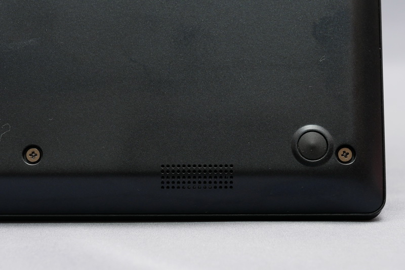 本体底面にはharman/cardonブランドのステレオスピーカーを搭載。音量を上げても音割れせず、高品質なサウンド再生が可能