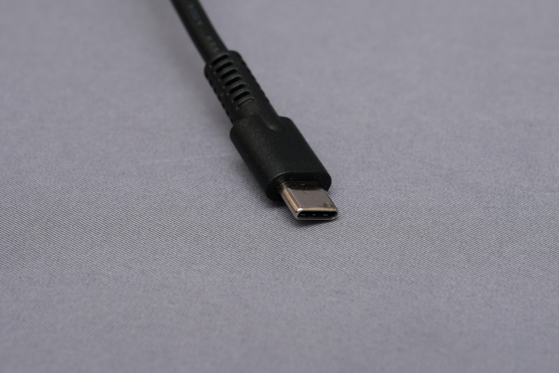 ACアダプタのコネクタは、本体に2つあるThunderbolt 3ポートのどちらに接続しても、給電および内蔵バッテリの充電が可能