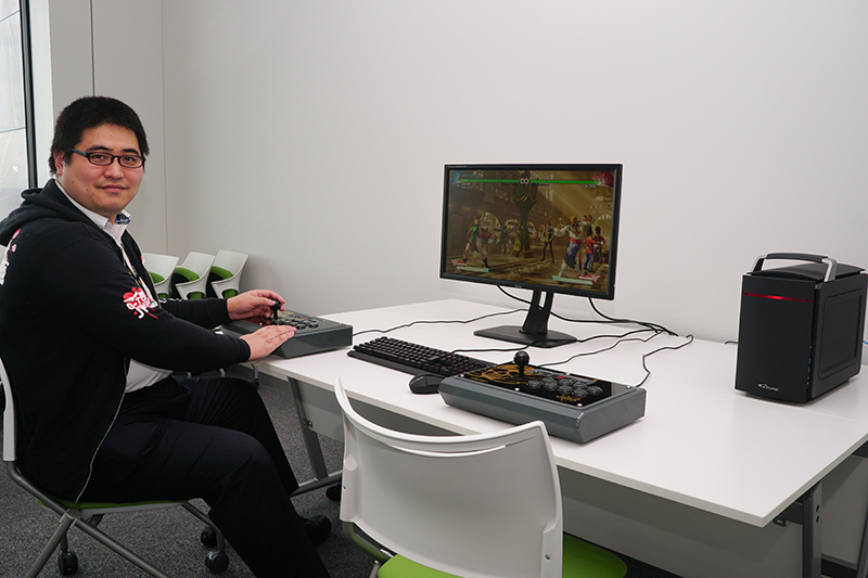 振り向くまでもなく、待ち受けていたのはG-Tune担当者の安田氏だった