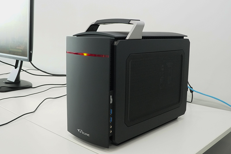 ということで晴れてG-Tune「<a href="http://www.g-tune.jp/ws_model/ocufes/i310pa7_vrf.html" class="n" target="_blank">LITTLEGEAR i310PA7-VRF</a>」をお借りできた。コンパクトだが、GeForce GTX 1080を搭載するゲーミングマシン