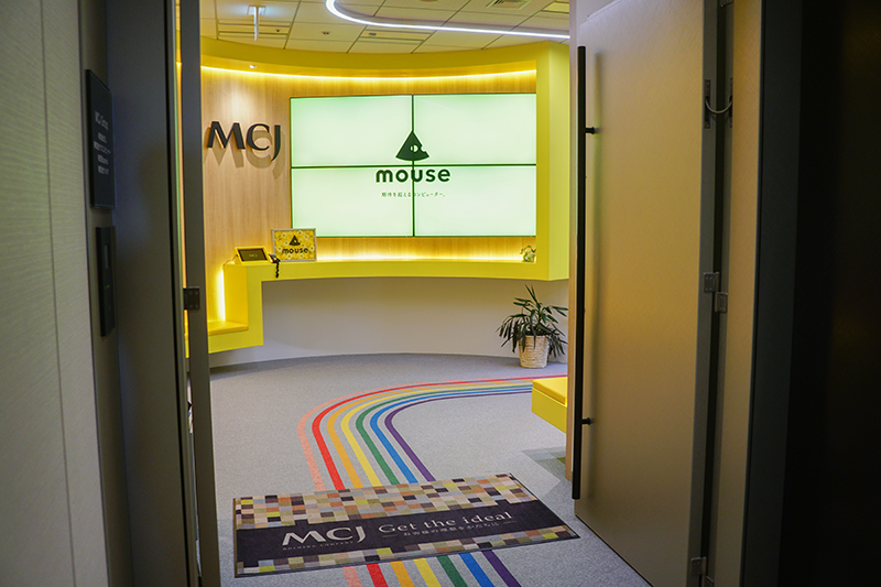 マウスコンピューターの入り口。フロアマットに虹の帯が描かれている
