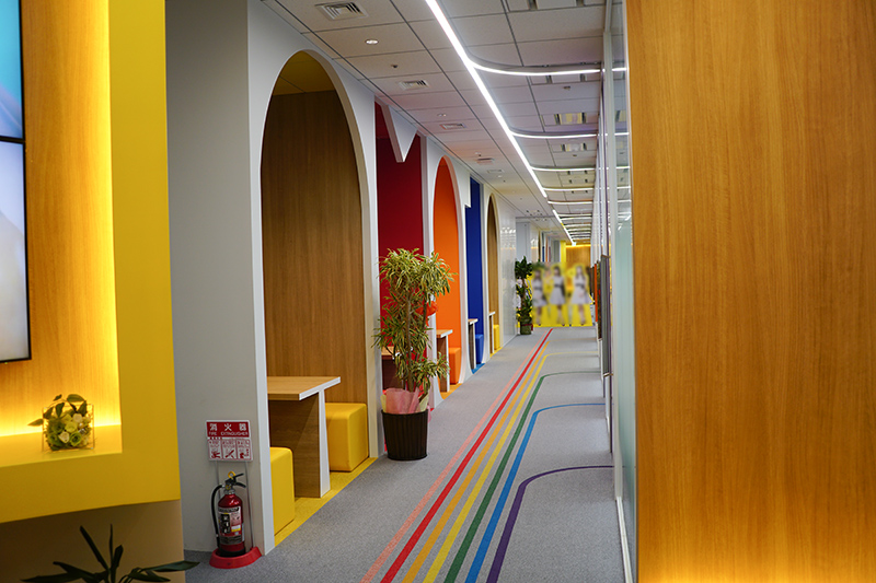 この帯は、そのままその色の会議室へとつながる