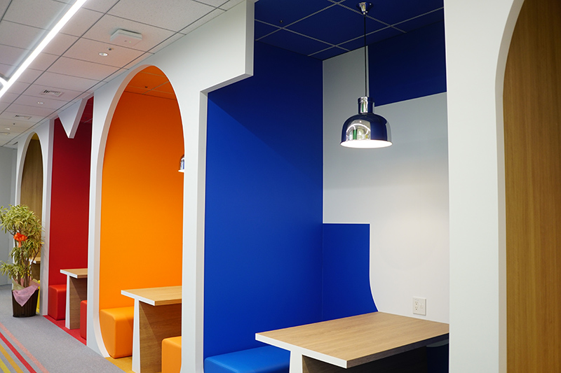 よく見ると、Red、Orange、Blueのミーティングスペースは「M・C・J」にかたどられている