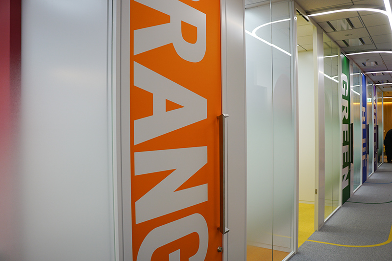 ドアに書かれた会議室の名前は色そのもの