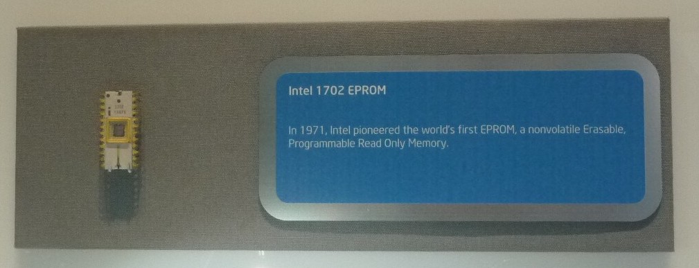 記憶内容を消去可能はプログラマブルROM(EPROM)「1702」。記憶容量は2,048bit(2Kbit)