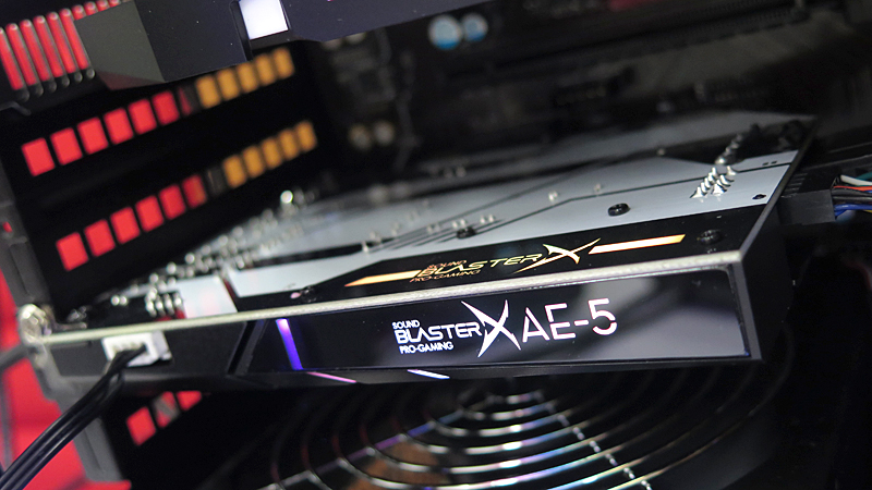 カード背面も光るようになっている