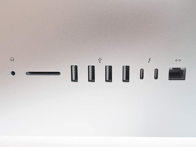 インターフェイスのアップ。左から3.5mmヘッドフォンジャック、SDXCカードスロット、USB 3ポート×4、Thunderbolt 3 (USB Type-C)ポート×2、Gigabit Ethernet