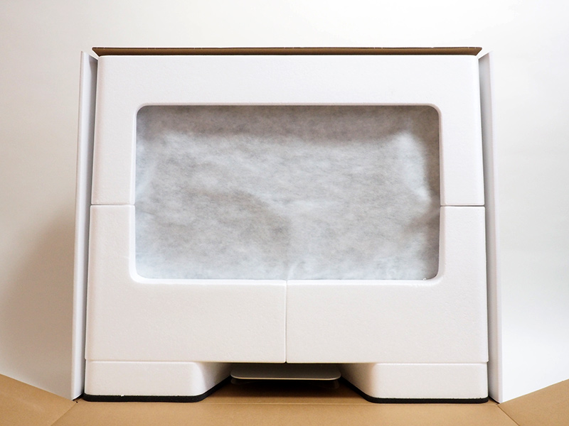 パッケージは前面に大きく開く。発泡スチロールはまず上半分がはずれて、下半分が左右に分割できる。筐体を無理に引き出す必要がない理に適った梱包方法だ