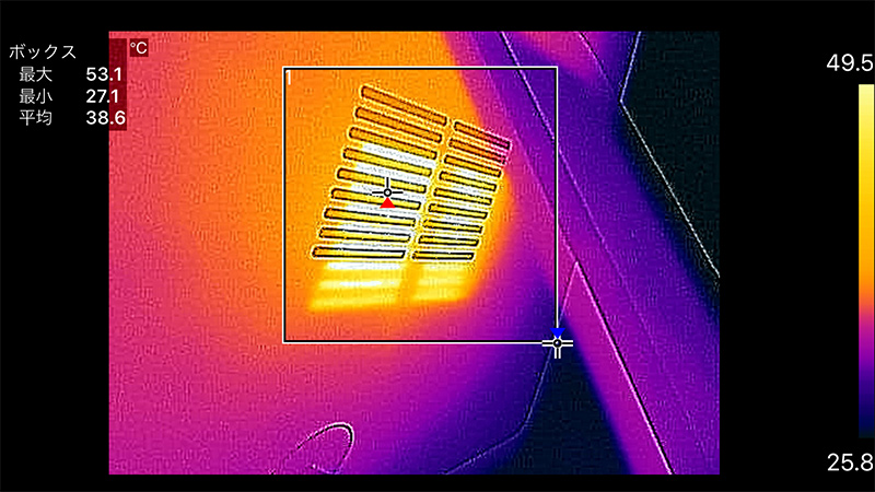 最大温度の53.1℃は排気口のスリット内部で計測されている。誤って触る心配はない