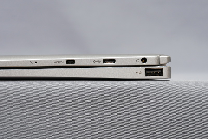 右側面には、タブレットにMicro HDMI出力とUSB 3.0 Type-Cポート、電源コネクタを、キーボードドックにUSB 2.0ポートをそれぞれ用意