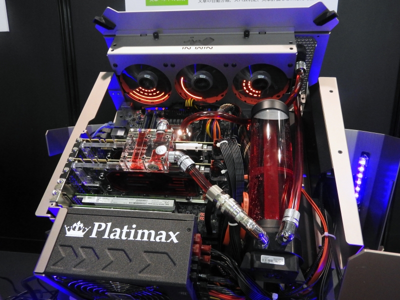 ビデオカードを2枚搭載しており、PCI Express接続のSSDが採用されている