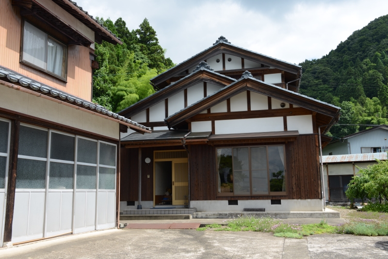 山間部の一軒家家屋。この1階部分の2LDKをオフィスとして使う