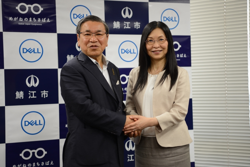 ITに積極的な鯖江市を強力に支援すると約束し、それに応える牧野市長と、デルの山田千代子氏