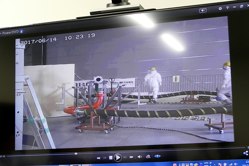 作業は放射線防護服と全面マスク着用で行なう