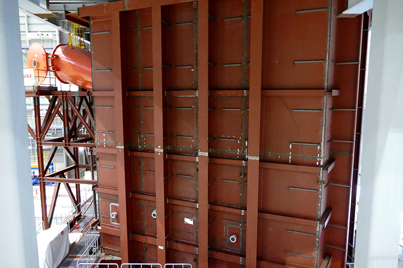 圧力抑制室の実規模試験装置を真横から。作業用フロアへ上がる階段から見たところ