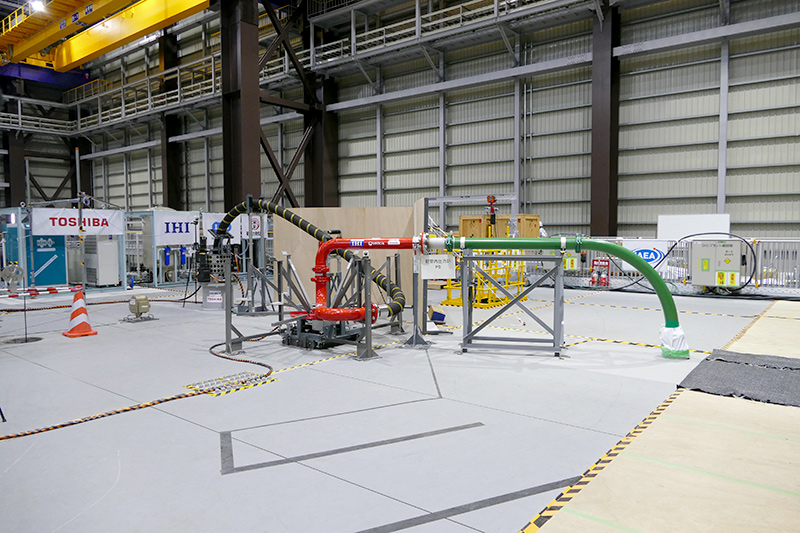 ホース送り装置全体。床上に見える黒いラインは現場での作業領域を示す