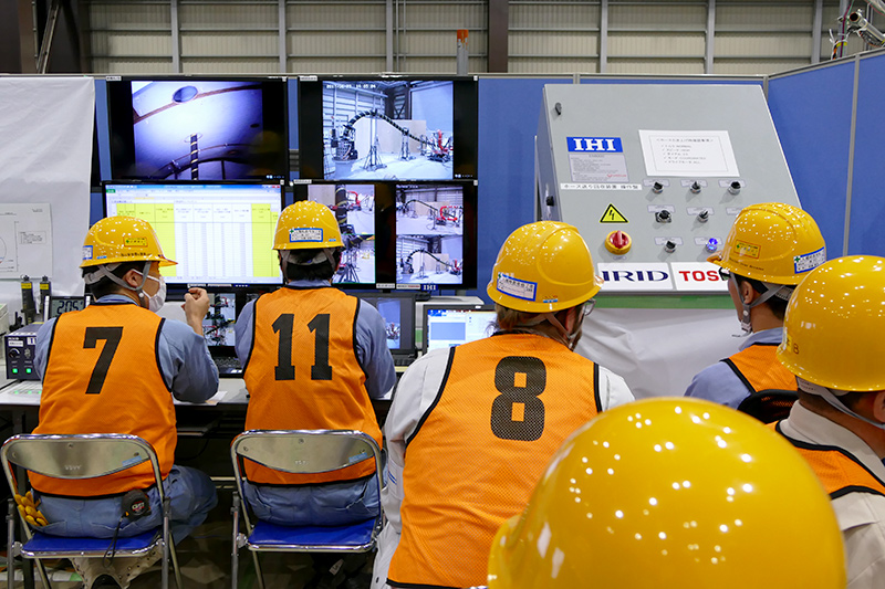 遠隔操作室。試験時は現場のすぐ横だった