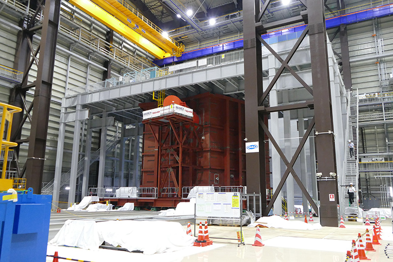 圧力抑制室の実物大模型「実規模試験施設」。右側に写っているのが人