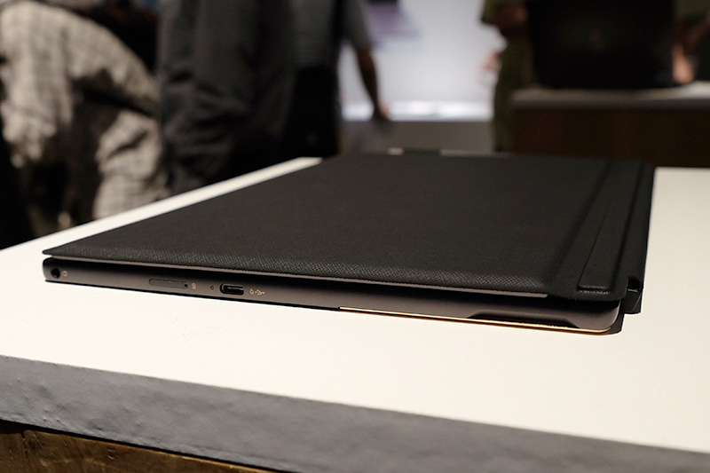 キーボード接続時の側面