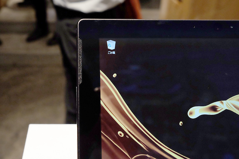 スピーカーポートは前面に配置されている