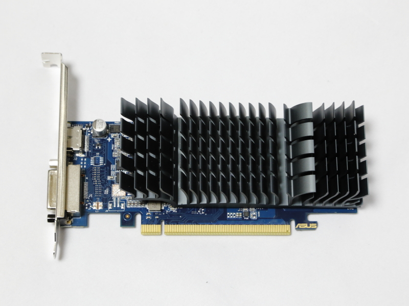 基板表面。GPUクーラーは冷却ファンを使わないファンレス仕様