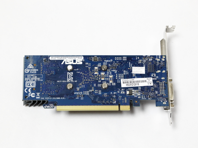 基板裏面。PCI Express x16形状コネクタを備えるが、接続はPCI Express 3.0 x4となる