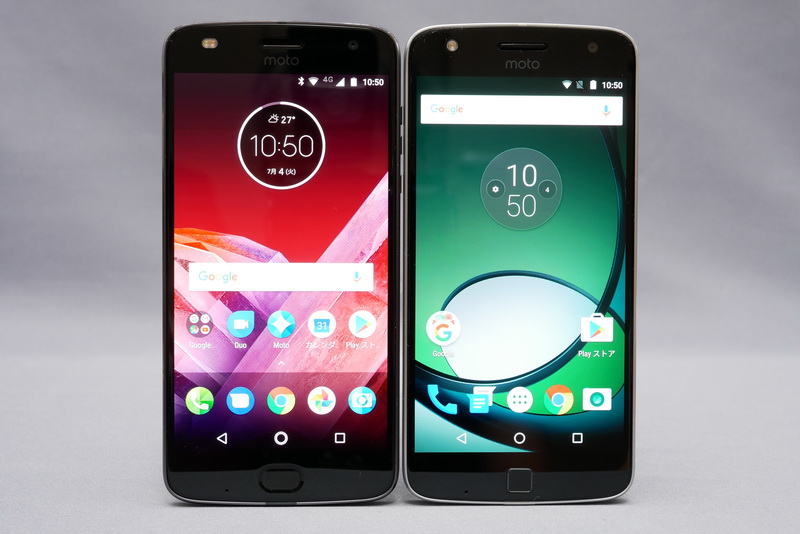 Moto Z Play(右)との比較。フットプリントはMoto Z2 Playがわずかに小さくなっているものの、見た目では違いはわからない