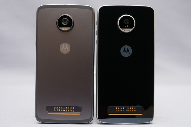 Moto Z Play(右)との背面の比較。背面素材が変わっているが、こちらも基本的なデザインは変わっていない。