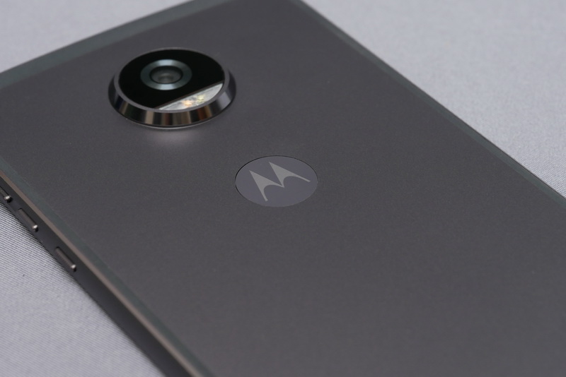 Moto Z2 Playは、背面にメタル素材を採用