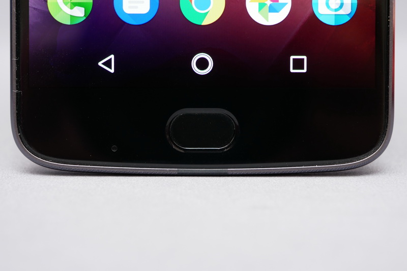 ディスプレイ下部に指紋認証センサーを搭載。ワンタッチでのログオン認証だけでなく、各種操作にも利用可能